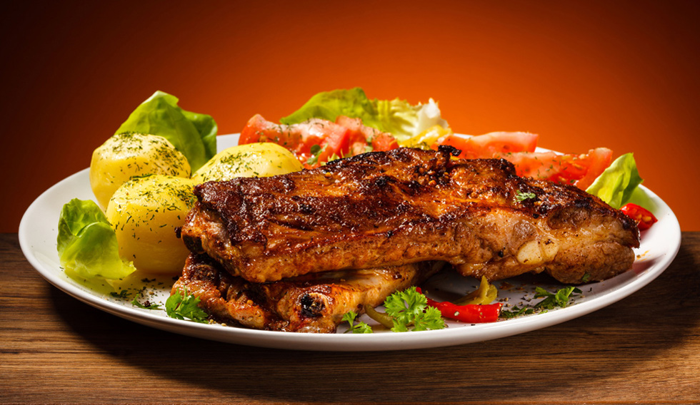 Tasty grilled ribs with vegetables